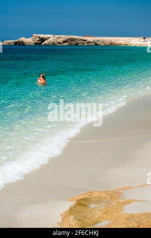 Sabbia bianca di quarzo e acqua cristallina a is Aruttas spiaggia Foto Stock