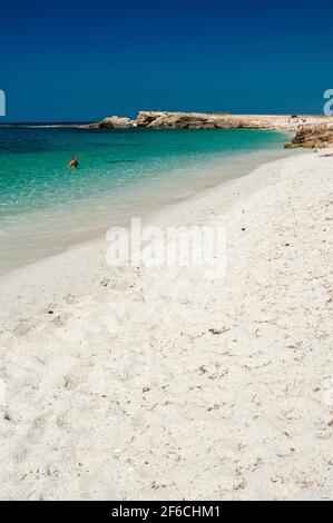 Sabbia bianca di quarzo e acqua cristallina a is Aruttas spiaggia Foto Stock