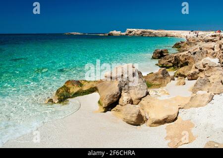 Sabbia bianca di quarzo e acqua cristallina a is Aruttas spiaggia Foto Stock