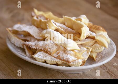 dolce di carnevale italiano chiamato frappe o chiacchiere Foto Stock