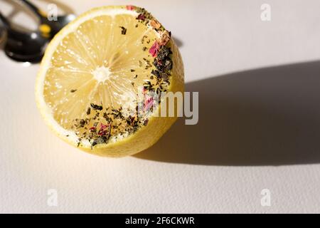 Metà fresche di limone con erbe da tè su sfondo bianco. Frutti mediterranei della dieta, Foto Stock