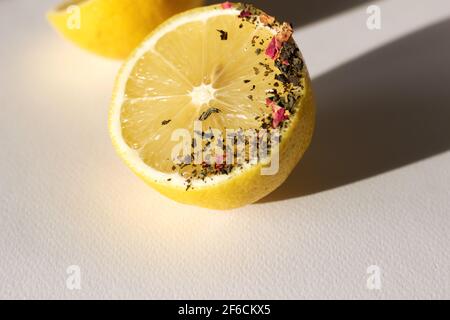 Limoni. Ancora vita di limone maturo su sfondo bianco. Concetto di assistenza sanitaria. Foto Stock