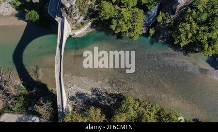 Vecchio ponte di pietra di Konitsa, fiume Aoos, vista aerea drone, Epiro, Grecia Foto Stock