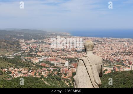 Vista della città dal Tempio Sacro cuore di Gesù sulla collina Tibidabo a Barcellona, Spagna Foto Stock