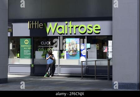 Londra, Inghilterra, Regno Unito. Negozio Little Waitrose in Victoria Street Foto Stock