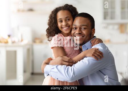 Amore nero famiglia padre e figlia abbracciare Foto Stock