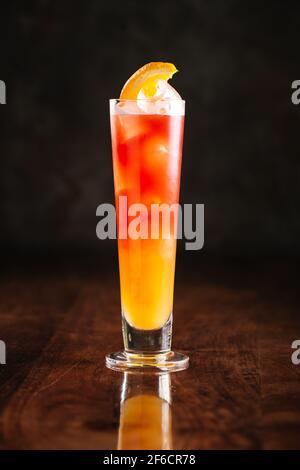 Cocktail all'alba su tavolo di legno con riflessi Foto Stock