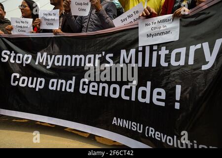 Lalitpur, Nepal. 31 Marzo 2021. Gli attivisti studenteschi hanno un enorme colpo di stato anti-militare durante la protesta.gli attivisti sindacali degli studenti a Lalitpur, hanno marciato verso l'ambasciata del Myanmar in Nepal in una protesta contro il colpo di stato militare. L'esercito del Myanmar ha arrestato il consigliere di Stato del Myanmar Aung San Suu Kyi il 01 febbraio 2021 e ha dichiarato uno stato di emergenza mentre coglie il potere nel paese per un anno dopo aver perso l'elezione contro la Lega nazionale per la democrazia (NLD). Credit: SOPA Images Limited/Alamy Live News Foto Stock