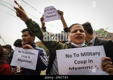 Lalitpur, Nepal. 31 Marzo 2021. Gli attivisti studenteschi mostrano manifesti anti-colpo di stato militare durante la protesta. Attivisti sindacali studenteschi a Lalitpur, hanno marciato verso l'ambasciata del Myanmar in Nepal in una protesta contro il colpo di Stato militare. L'esercito del Myanmar ha arrestato il consigliere di Stato del Myanmar Aung San Suu Kyi il 01 febbraio 2021 e ha dichiarato uno stato di emergenza mentre coglie il potere nel paese per un anno dopo aver perso l'elezione contro la Lega nazionale per la democrazia (NLD). Credit: SOPA Images Limited/Alamy Live News Foto Stock