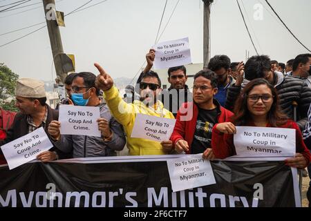 Lalitpur, Nepal. 31 Marzo 2021. Gli attivisti studenteschi mostrano manifesti anti militari del colpo di stato durante la protesta.gli attivisti sindacali degli studenti a Lalitpur, hanno marciato verso l'ambasciata del Myanmar in Nepal in una protesta contro il colpo di stato militare. L'esercito del Myanmar ha arrestato il consigliere di Stato del Myanmar Aung San Suu Kyi il 01 febbraio 2021 e ha dichiarato uno stato di emergenza mentre coglie il potere nel paese per un anno dopo aver perso l'elezione contro la Lega nazionale per la democrazia (NLD). (Foto di Sujan Shrestha/SOPA Images/Sipa USA) Credit: Sipa USA/Alamy Live News Foto Stock