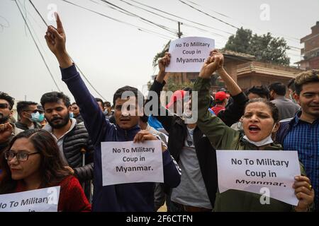 Lalitpur, Nepal. 31 Marzo 2021. Gli attivisti studenteschi mostrano manifesti anti militari del colpo di stato durante la protesta.gli attivisti sindacali degli studenti a Lalitpur, hanno marciato verso l'ambasciata del Myanmar in Nepal in una protesta contro il colpo di stato militare. L'esercito del Myanmar ha arrestato il consigliere di Stato del Myanmar Aung San Suu Kyi il 01 febbraio 2021 e ha dichiarato uno stato di emergenza mentre coglie il potere nel paese per un anno dopo aver perso l'elezione contro la Lega nazionale per la democrazia (NLD). (Foto di Sujan Shrestha/SOPA Images/Sipa USA) Credit: Sipa USA/Alamy Live News Foto Stock