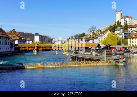 Vista di Lucerna dal fiume Reuss e il Ponte Spreuer (Spreuerbrücke) è uno dei due ponti pedonali in legno coperti nella città di Lucerna, Svizzero Foto Stock