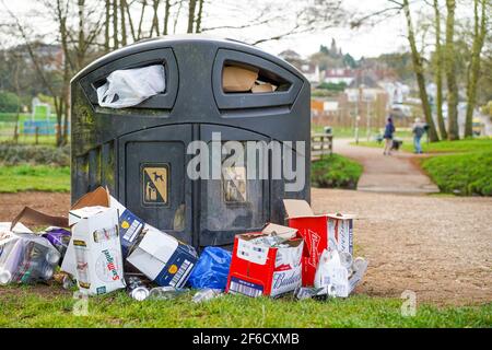 Kidderminster, Regno Unito. 31 marzo 2021. La celebrazione delle regole di blocco rilassato hanno avuto un effetto abbastanza sulla gente del posto in un parco a Kidderminster. Più scatole vuote e bottiglie di alcol sono state lasciate intorno a un cestino rifiuti dopo una serata di bere celebrativo. La gente di Kidderminster deve essere i ribelli più stigmatosi nel Regno Unito, dopo aver parteggiato, questi ragazzi hanno raccolto tutti i loro rifiuti e messo ordinatamente tutti i loro rifiuti intorno al bidone dei rifiuti del parco! Credit: Lee Hudson/Alamy Live News Foto Stock