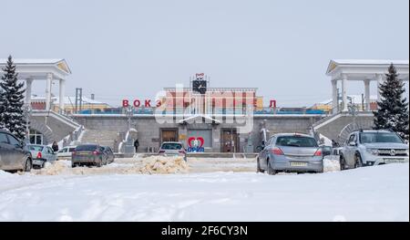 16 febbraio 2021, Orel, Russia. La costruzione della stazione ferroviaria di Oryol in una giornata invernale. Foto Stock