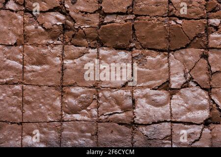 Pronto a mangiare a fette due brownie di cioccolato caldo dal forno tagliare in quadrati Foto Stock