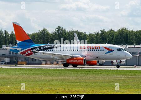 2 Luglio 2019, Mosca, Russia. Aereo Sukhoi Superjet 100 Azimut Airlines all'aeroporto di Vnukovo a Mosca. Foto Stock