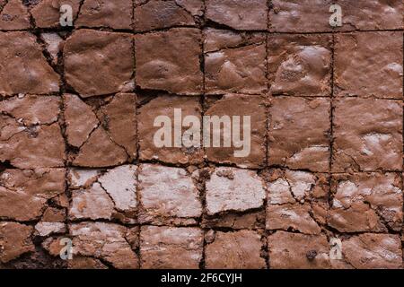 Pronto a mangiare a fette due brownie di cioccolato caldo dal forno tagliare in quadrati Foto Stock