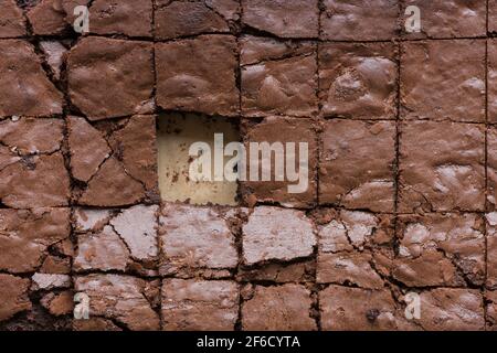 Pronto a mangiare a fette due brownie di cioccolato caldo dal forno tagliare in quadrati Foto Stock