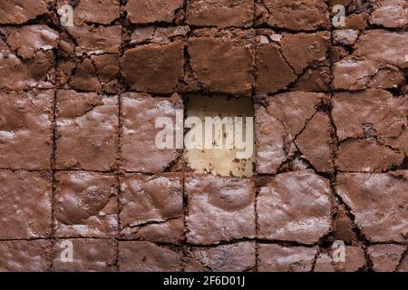 Pronto a mangiare a fette due brownie di cioccolato caldo dal forno tagliare in quadrati Foto Stock