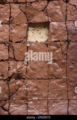 Pronto a mangiare a fette due brownie di cioccolato caldo dal forno tagliare in quadrati Foto Stock