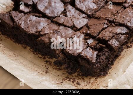 Pronto a mangiare a fette due brownie di cioccolato caldo dal forno tagliare in quadrati Foto Stock