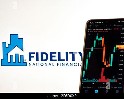 In questa illustrazione sono riportate le informazioni del mercato azionario di Fidelity National Financial, Inc. Visualizzate su uno smartphone con il logo Fidelity National Financial, Inc. Sullo sfondo. Foto Stock