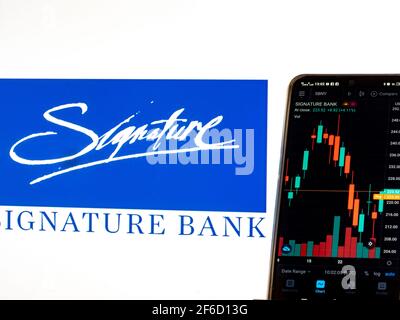 In questa illustrazione fotografica, le informazioni del mercato azionario di Signature Bank visualizzate su uno smartphone con il logo Signature Bank sullo sfondo. Foto Stock