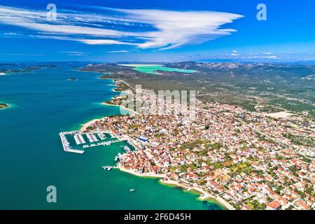 Adriatico città di Pirovac vista aerea panoramica, Dalmazia regione della Croazia Foto Stock
