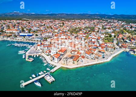 Adriatico città di Pirovac vista aerea panoramica, Dalmazia regione della Croazia Foto Stock