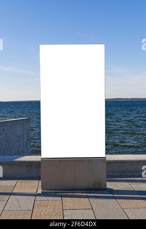 poster bianco sullo sfondo del mar baltico. adatto per la pubblicità. Cartelloni vuoti e pubblicità all'aperto. Tallinn, Estonia. Foto Stock