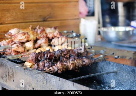 Shish kebab su fuoco aperto.Street food e cucina all'aperto concetto Foto Stock