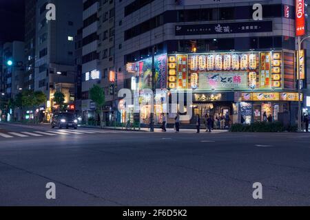 Tokyo, Giappone - 22 Ottobre 2019: L'illuminazione notturna dei ristoranti tradizionali giapponesi alla Stazione di Ningyocho. Izakaya Toro Sushi, Ramen Big Echo Foto Stock