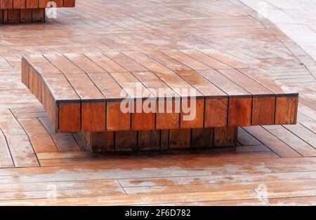 Superficie in legno verniciato. Una panca di parco fatta di legno. Frammento di un banco stradale con superficie graffiata. Foto Stock