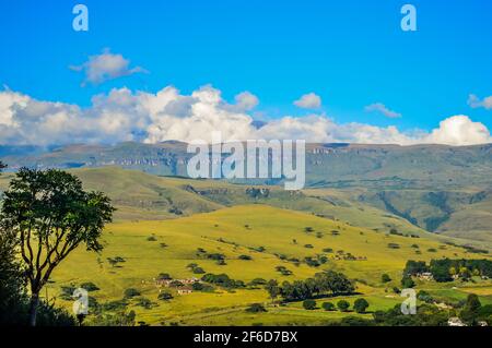 Drakensberg montagna escarpata intorno Cathkin picco nel Drakensberg centrale Foto Stock