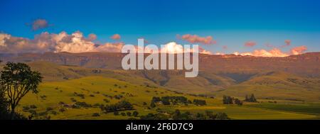 Drakensberg montagna escarpata intorno Cathkin picco nel Drakensberg centrale Foto Stock