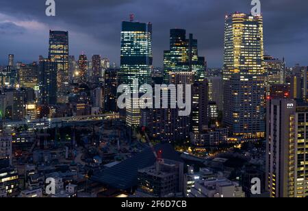 Tokyo, Giappone - 23 ottobre 2019: I grattacieli di ARK Hills visti dalla piattaforma di osservazione della Torre di Tokyo di notte. Città di Minato. Tokyo. Giappone Foto Stock