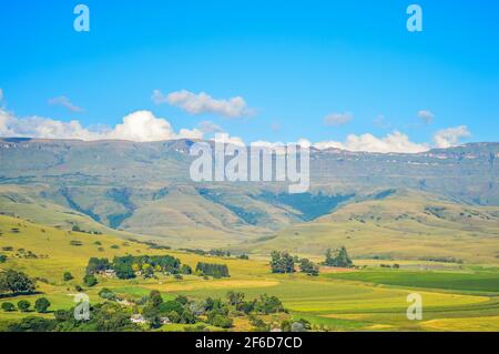 Drakensberg montagna escarpata intorno Cathkin picco nel Drakensberg centrale Foto Stock