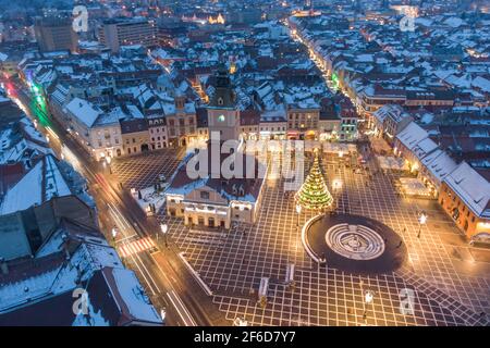 Vista aerea invernale della città di Brasov, all'ora blu Foto Stock
