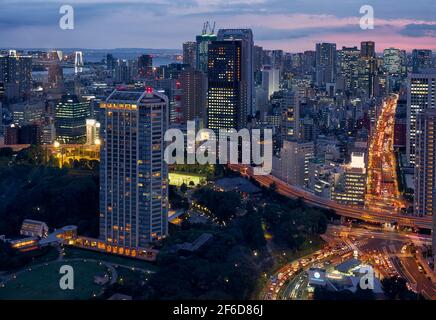 Tokyo, Giappone - 23 ottobre 2019: La vista del Parco Shiba e le luci luminose del viale Sakurada-dori dalla Torre di Tokyo alla direzione della baia di Tokyo al n. Foto Stock