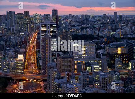 Tokyo, Giappone - 23 ottobre 2019: Vista dei grattacieli del centro della città di Minato con le luci luminose del viale Sakurada-dori dalla Torre di Tokyo Foto Stock