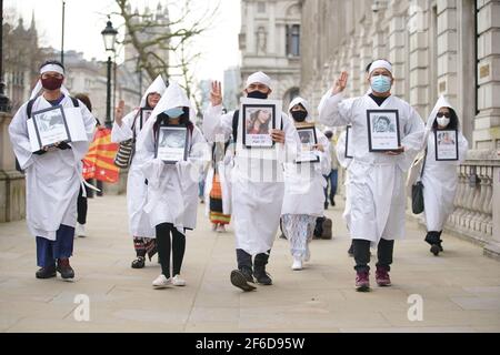 I manifestanti marciano a Westminster, nel centro di Londra, manifestando contro il colpo di stato del 1° febbraio in Myanmar che ha cacciato il governo eletto di Aung San Suu Kyi. Data immagine: Mercoledì 31 marzo 2021. Foto Stock
