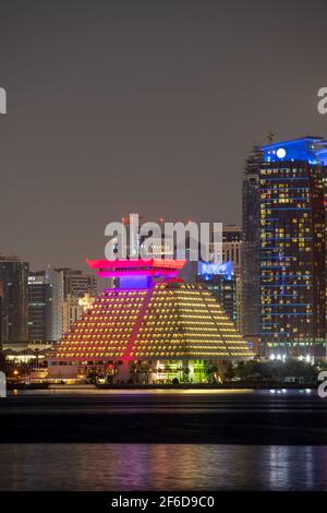 Sheraton Grand Doha Resort and Convention Hotel a Doha Night Visualizza Foto Stock