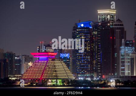 Sheraton Grand Doha Resort and Convention Hotel a Doha Night Visualizza Foto Stock