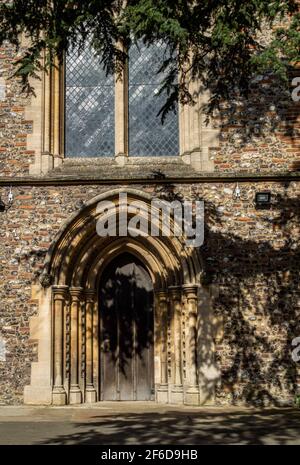 Abbazia di St. Albans conosciuta anche come Cattedrale di St. Albans - elevazione laterale e porta ad arco Foto Stock