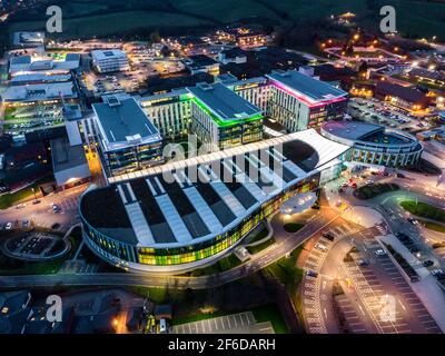 Mansfield Sutton Ashfield moderno grande edificio ospedaliero di Kings Mill NHS illuminato luminoso colorato notte illuminato esterno vista aerea drone ora blu Foto Stock