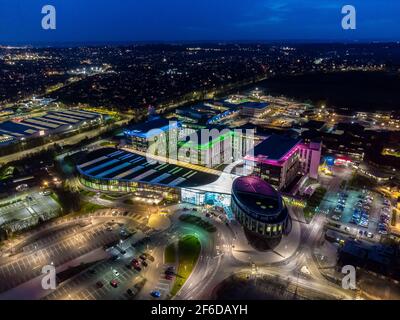 Mansfield Sutton Ashfield moderno grande edificio ospedaliero di Kings Mill NHS illuminato luminoso colorato notte illuminato esterno vista aerea drone ora blu Foto Stock