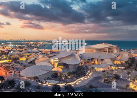 Splendida vista al tramonto del Museo Nazionale del Qatar Foto Stock