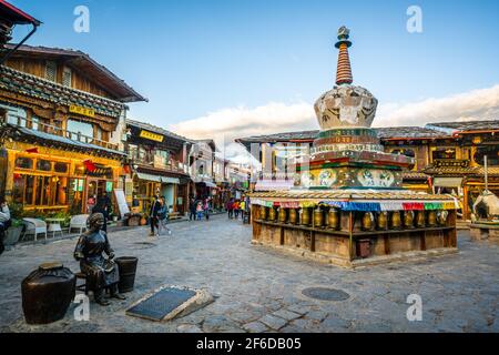 Shangrila Cina, 10 ottobre 2020 : Stupa e vecchie case tibetane vista strada con cielo blu nel centro storico di Dukezong in Cina Shangri-la Yunnan Foto Stock