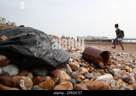 Rifiuti scartati lasciati dai beachgoers a Brighton Beach, East Sussex. Data immagine: Mercoledì 31 marzo 2021. Il Regno Unito potrebbe essere in procinto di sperimentare la sua marcia più calda da record con le previsioni di temperature di salire a circa 25C (77F). Foto Stock