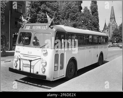 Scania-Vabis "Bulldog". Stockholm County Omnibus AB, SLO. Stockholm Roslagens Railway, SRJ Bus 62 in piedi a Birger Jarlsgatan con la chiesa di San Georgios sullo sfondo. Foto Stock